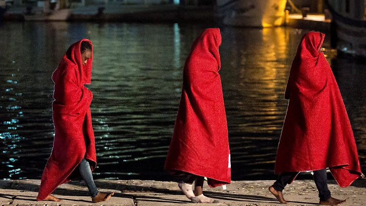 Immer mehr Flüchtlinge erreichen Spanien, das nur wenige Kilometer von der marokkanischen Küste entfernt liegt.