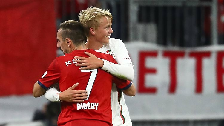 Da gibt's Glückwünsche vom Ex-Kollegen: Franck Ribéry gratuliert dem Torschützen Felix Götze.
