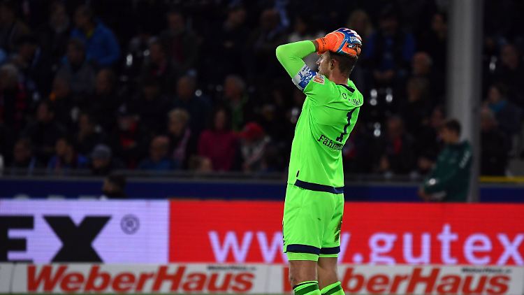 Ralf Fährmann kann es nicht fassen: Schalke 04 verliert im fünften Spiel in Serie.