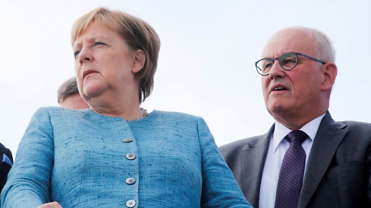 Seit 13 Jahren Merkels Mann an der Spitze der Unionsfraktion: Volker Kauder (r.) muss seinen Posten räumen.