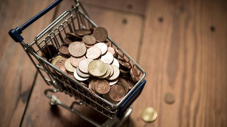 An den Ladenkassen beglichen Kunden vor allem Rechnungen bis 20 Euro in Scheinen und Münzen.