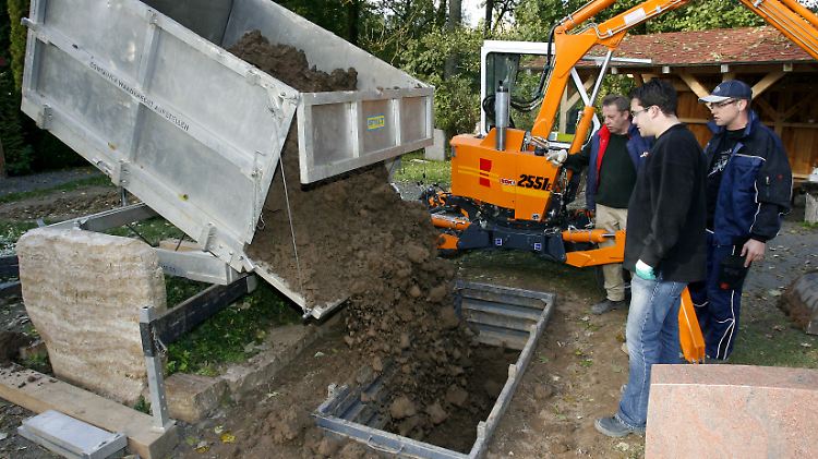 Der sichere Umgang mit zum Teil schwerer Technik gehört längst zum Handwerk.