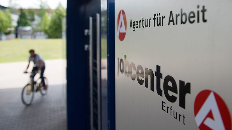 Die Zahl der Bezieher von Sozialleistungen sinkt das zweite Jahr in Folge.