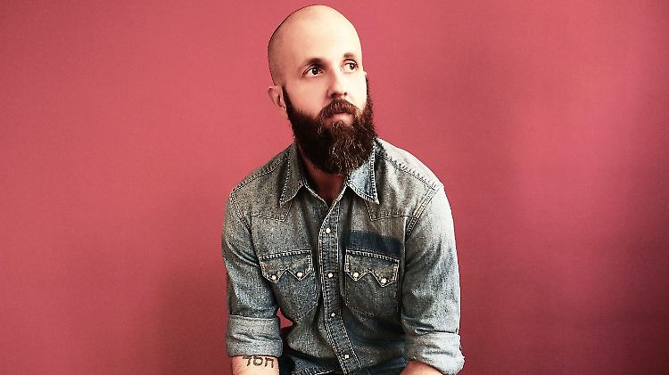 Singen ist wie eine Therapie für William Fitzsimmons - und lachen! Hilft auch immer. 