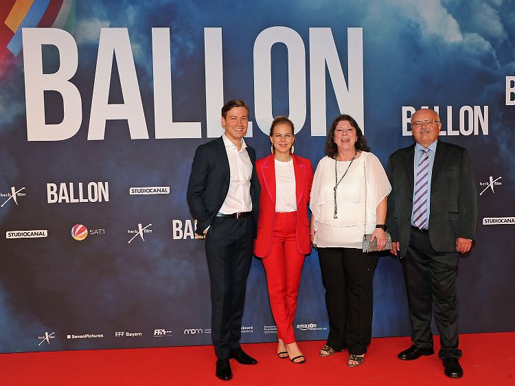 David Kross, Alicia von Rittberg und die Zeitzeugen Petra und Günter Wetzel bei der Premiere des Films in München.