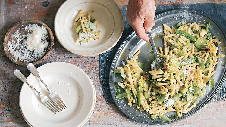 Zucchiniblüten sind eine Köstlichkeit, schreibt Gennaro Contaldo. Hier kommen sie mit Pennette auf den Tisch.