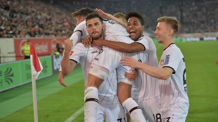 Kevin Volland holt sich die Glückwünsche der Fans und seiner Teamkollegen zum 1:0 ab.