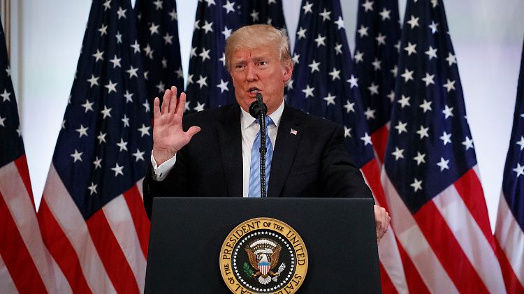 Donald Trump zeigte sich bei der Pressekonferenz entspannt. Sogar die sonst von ihm gescholtene "New York Times" lobte er.