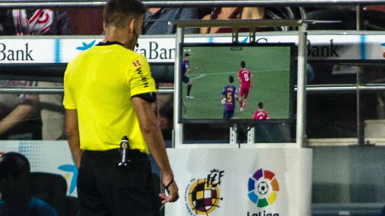 Schiedsrichter Jesus Gil Manzano überprüft in der spanischen Liga am Biildschirm eine Entscheidung beim Spiel des FC Barcelona gegen den FC Girona.