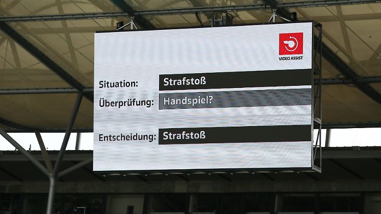 Für Verwirrung sorgte der Videobeweis in der letzten Saison vor allem bei den Fans im Stadion, weil nicht klar war, welche Entscheidung überprüft wird. Einblendungen auf der Leinwand sollen Klarheit schaffen.