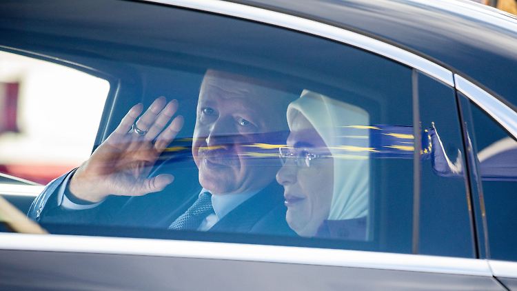 Ankunft am Berliner Flughafen Tegel: der türkische Präsident mit seiner Frau Emine Erdogan.
