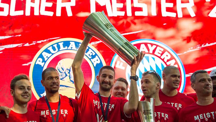Die Bayern im Glücksrausch: Schaffen sie es auch 2019 zum Meistertitel? Die Trainer der Bundesliga meinen zum Start: Der neue Titelgewinner fängt mit B an. 