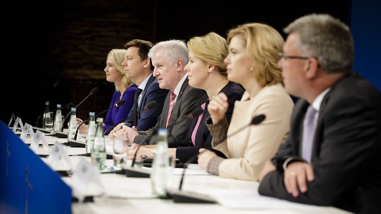 Horst Seehofer neben den Ministerpräsidenten der Länder in der "Kommission für gleichwertige Lebensverhältnisse".
