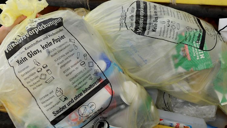 Verpackungen mit dem "Grünen Punkt" kommen meist in Gelbe Säcke und werden dann vom Entsorger abgeholt.