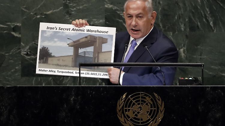 Benjamin Netanjahu mit einer Karte in der Hand, die den angeblichen Standort eines "Atom-Lagerhauses" im Iran zeigt.