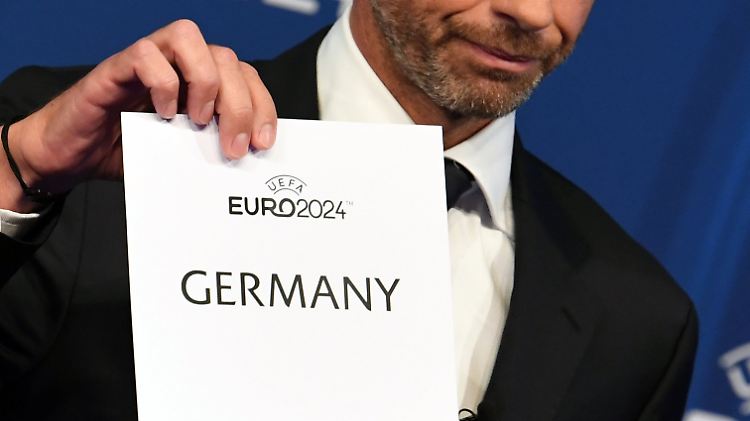 Uefa-Präsident Aleksander Ceferin präsentiert den Ausrichter der Fußball-EM 2024: Deutschland.