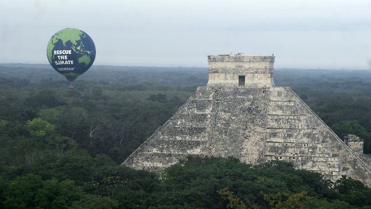 Greenpeace-Aktion aus Anlass des Klimagipfels über Chichén Itzá.