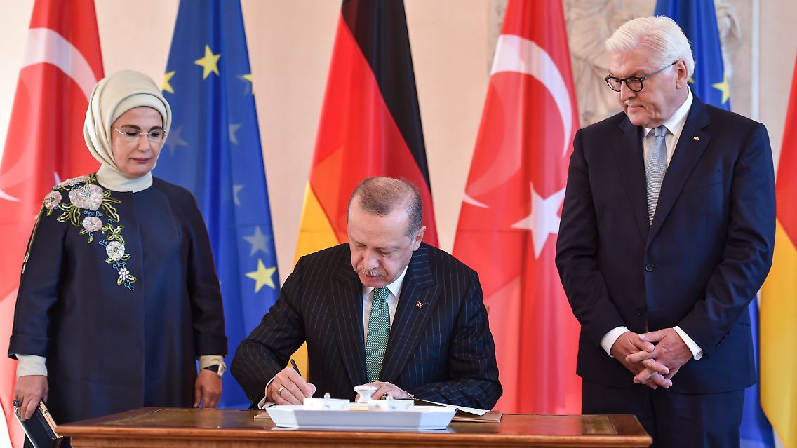 Im Schloss Bellevue trägt sich Erdogan in das Gästebuch des Bundespräsidenten ein.