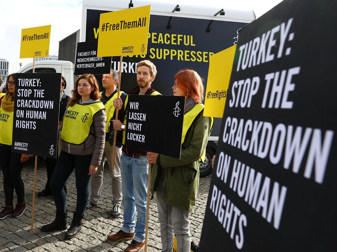 Amnesty International demonstriert vor dem Berliner Hauptbahnhof, ganz in der Nähe des Kanzleramts.