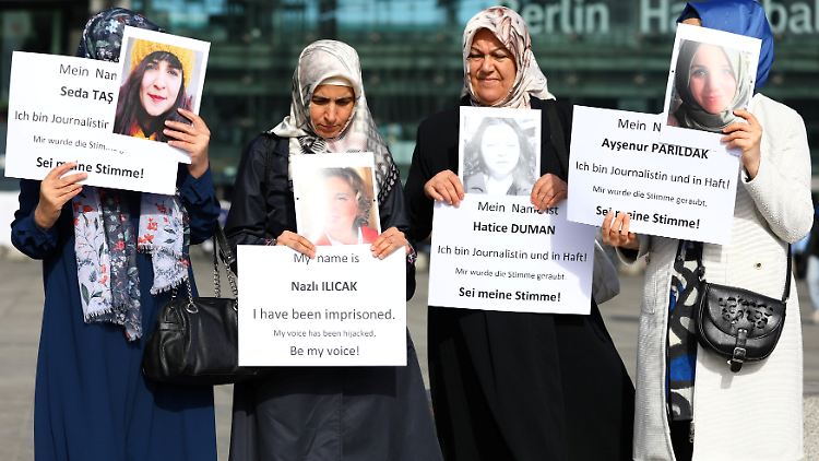 Demonstranten protestieren in Berlin gegen die Inhaftierung von Journalisten in der Türkei.