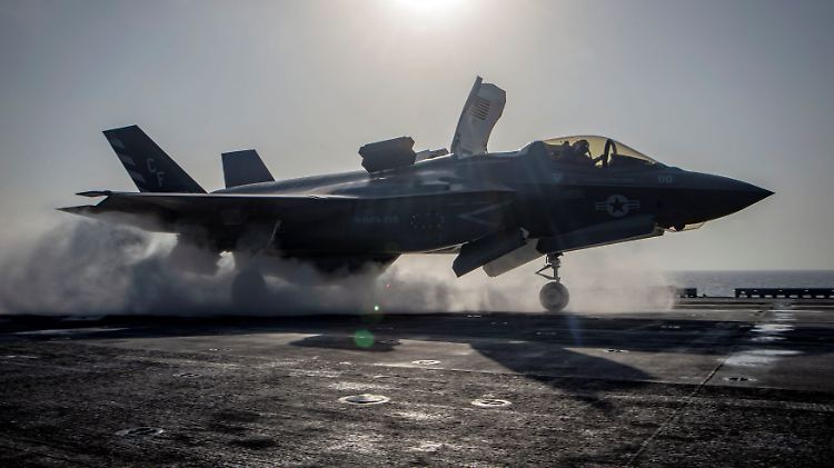 Start vom Flugdeck der "USS Essex": Eine F-35B der Marines fliegt in Richtung ihres ersten Kampfeinsatz.