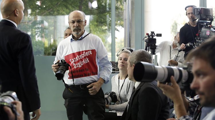 Yigit protestiert gegen die Verfolgung von Journalisten in der Türkei.