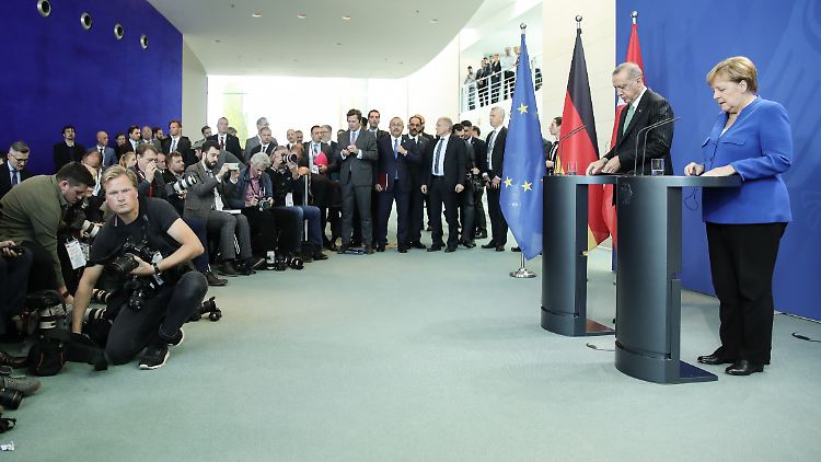 Der Reporter der AFP nahm schließlich an der Pressekonferenz teil.