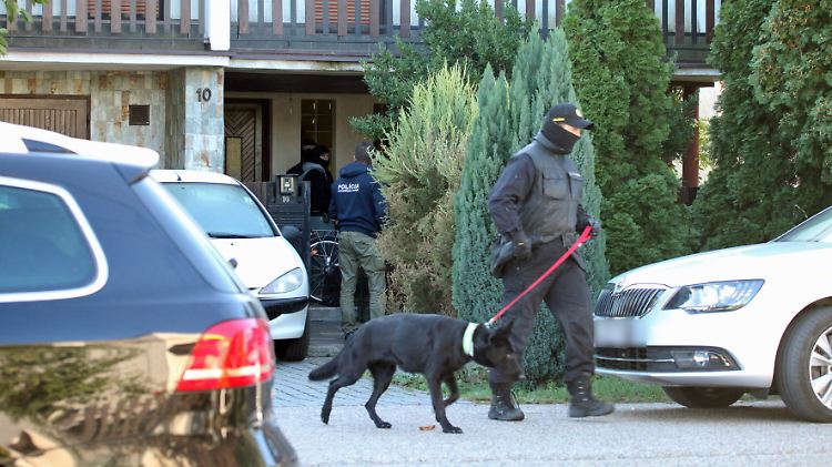 Razzia in der südslowakischen Stadt Kolarovo: Drei mutmaßlich Journalistenmörder stehen jetzt vor Gericht.