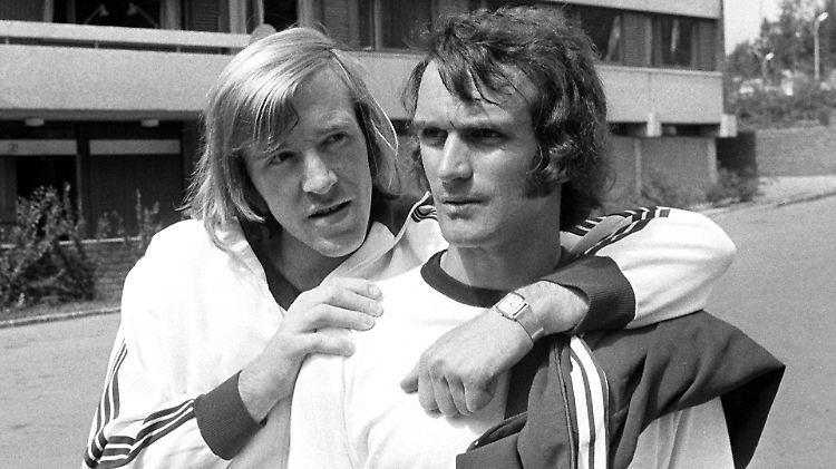 Rivalen unter sich: Wolfgang Overath mit Günther Netzer im Juni 1971.