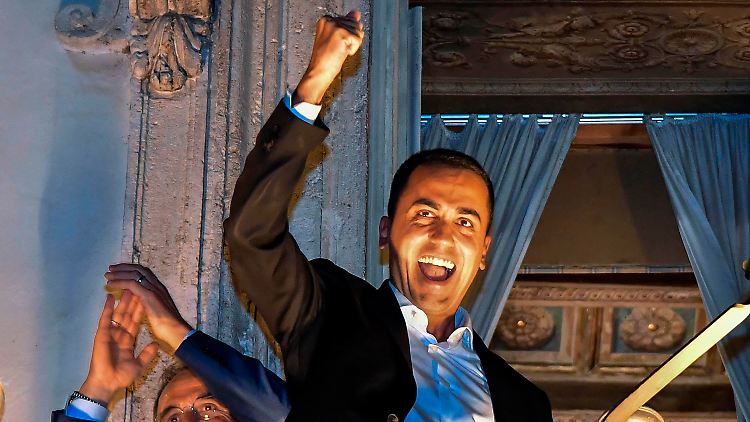 Italiens Sozialminister und Vize-Premier Luigi Die Maio, zugleich Chef der Fünf-Sterne-Bewegung, feiert auf dem Balkon des Chigi-Palastes seinen Sieg über Finanzminister Tria.