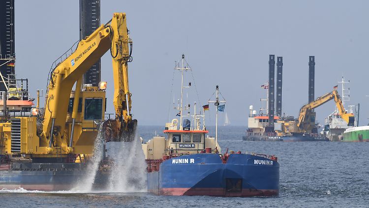 Bagger arbeiten im Greifswalder Bodden am Unterwassergraben der neuen Pipeline.
