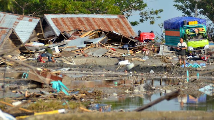 Ein Mann steht nach dem Tsunami in Palu.
