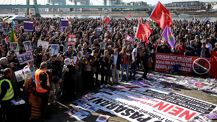 "Erdogan not welcome" steht auf einem Plakat.