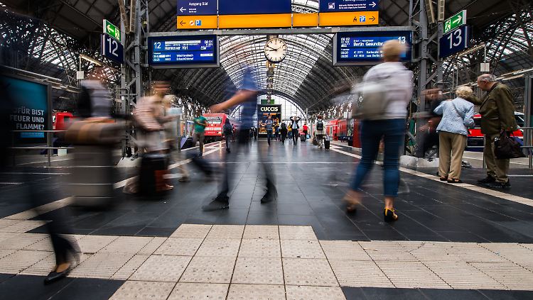 Hier versteht der Pendler nur noch Bahnhof. Damit Reisende die Lautsprecher besser hören können, sucht die Bahn jetzt eine neue Stimme.