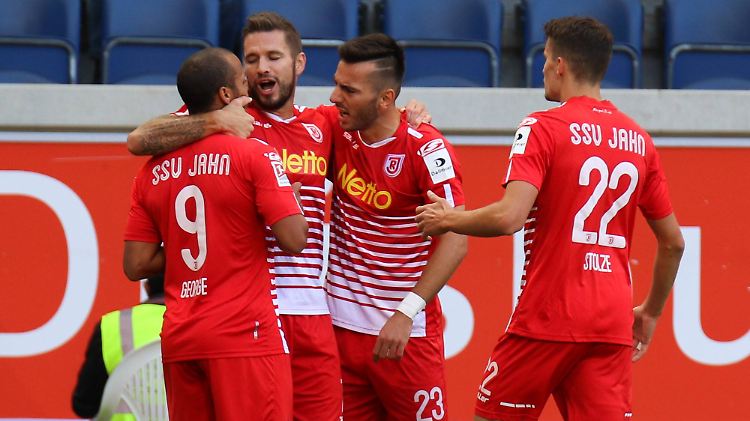Regensburger Jubel in Duisburg: Jann George, Marco Grüttner, Sargis Adamyan und Sebastian Stolze.