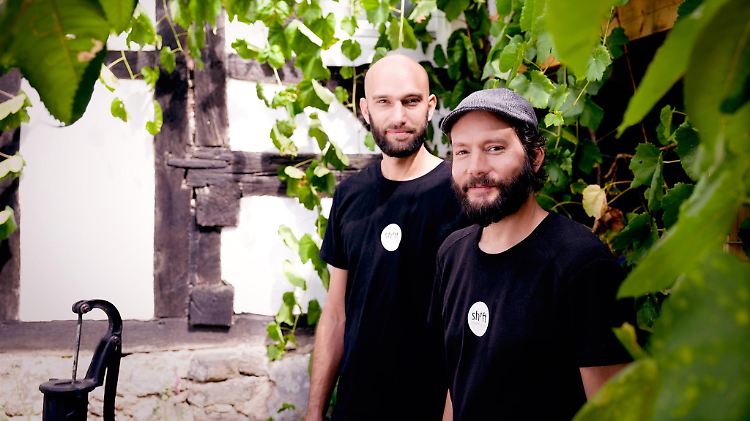Die beiden Gründer Samuel (l.) und Carsten im heimischen Garten, nur einen Steinwurf vom Shift-Hauptquartier entfernt.