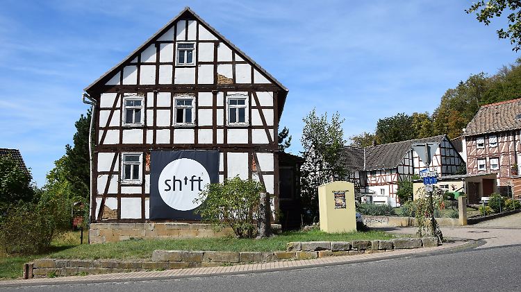 Nur das Shift-Plakat auf diesem verlassenen Fachwerkhaus (das die Shift-Gründer demnächst zu einem Dorfladen umbauen wollen) verrät, dass in Falkenberg Hochtechnologie entsteht.