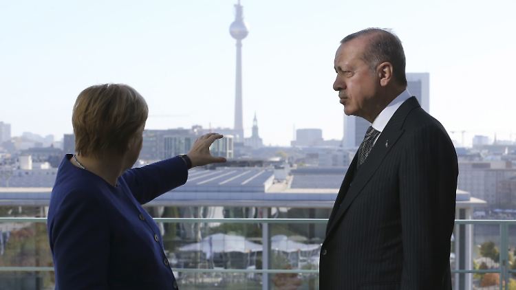 Laut Anadolu warb Erdogan um weitere Investitionen und betonte, wer in der Türkei investiert habe, habe stets gewonnen.