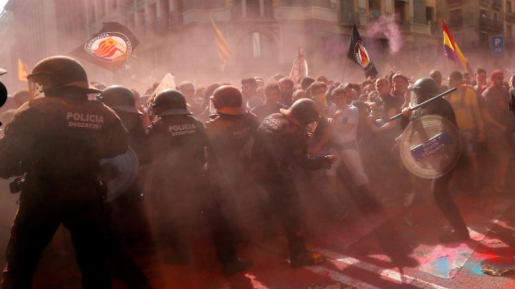 Die Polizei versucht die Separatisten in Barcelona zurückzudrängen.