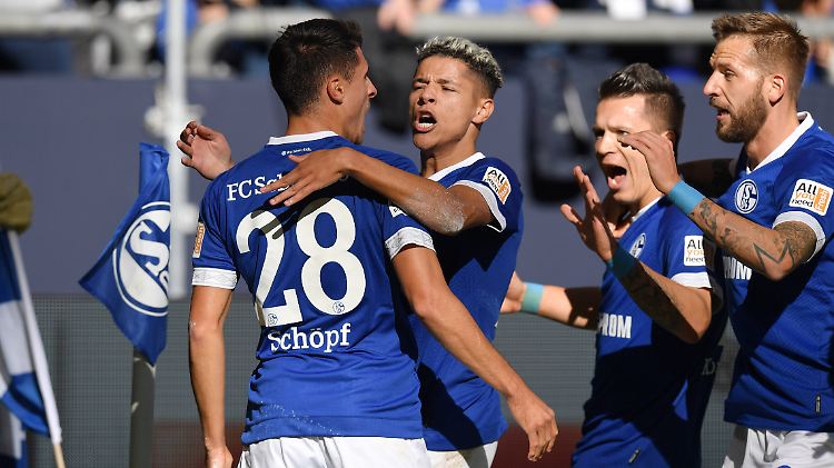 Er war's: Schalkes Alessandro Schöpf mit der Nummer 28.