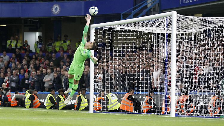 Nichts zu machen: Chelsea-Torwart Kepa Arrizabalaga versucht vergeblich, den Ball von Daniel Sturridge zu erreichen.