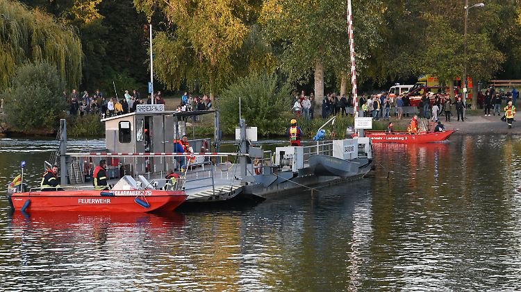 Fährverbindung zwischen Neckarhausen und Ladenburg: Zahlreiche Schaulustige verfolgen die Bemühungen von DLRG und Feuerwehr.