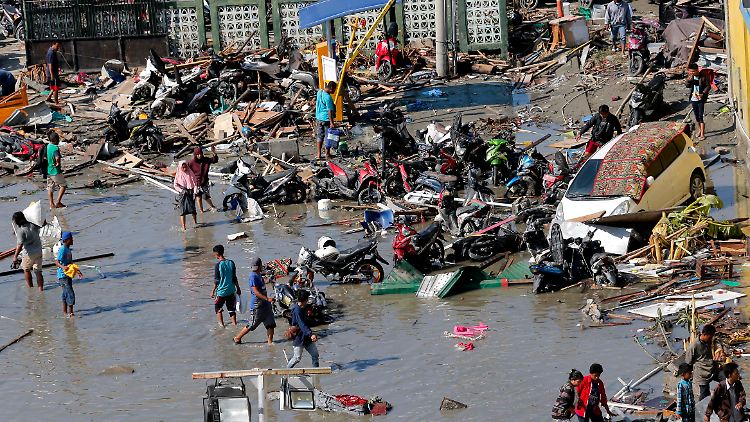 Die zerstörten Straßen erschweren die Rettungs- und Aufklärungsarbeiten in Palu.