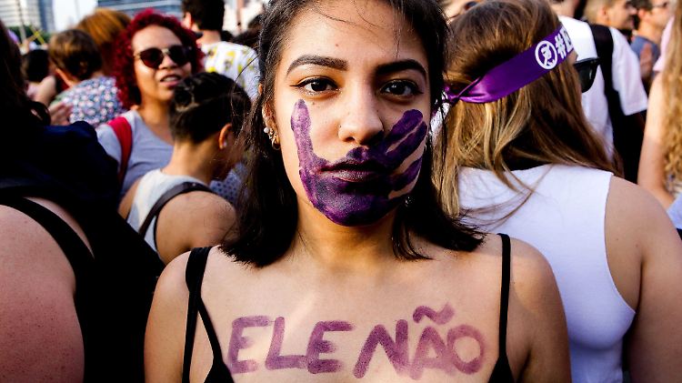 Die Demonstrantinnen vernetzen sich mit dem Hashtag #EleNão - "Er nicht"