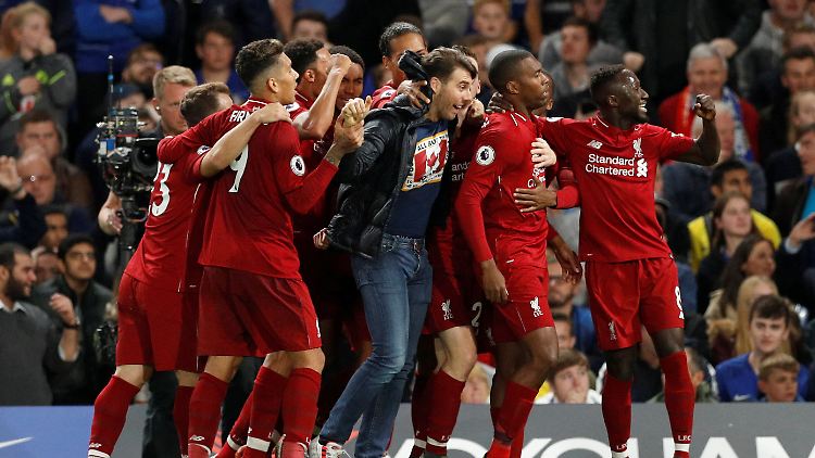 Alle auf die 15: Seine Kollegen feiern Daniel Sturridge, dem Zweiten von rechts.