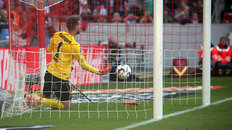 Mag es ihm auch noch so "scheißegal" sein - dieses Gegentor wird Ron-Robert Zieler so schnell nicht wieder los.