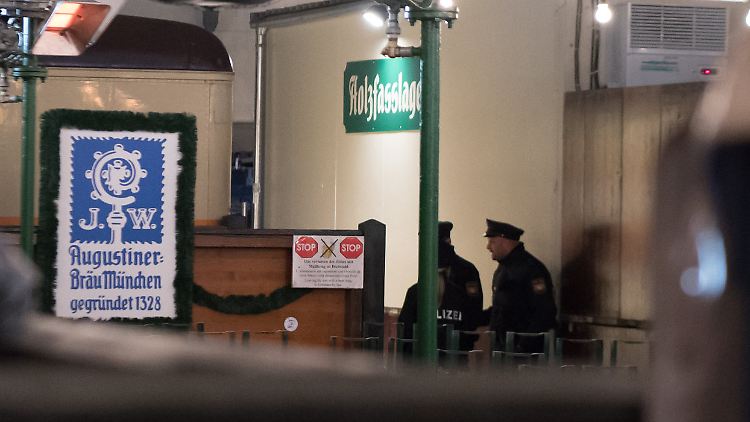 Polizisten untersuchen den Tatort am Augustinerzelt.