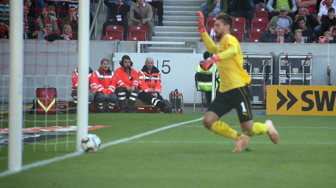 Passiert ist VfB-Schlussmann Ron-Robert Zieler. Der hat sich nämlich den größten Klops der noch jungen Bundesligasaison geleistet. Stuttgarts Linksverteidiger Borna Sosa schmiss einen Einwurf in Richtung eigenes Tor, obwohl Zieler mit seinem Stutzen beschäftigt war. Alarmiert von lauten Rufen schreckte Zieler auf, versuchte den Ball zu klären, doch der touchierte seinen Fuß und kullerte ins Tor. "Was man nicht sieht, kann man nicht halten", erklärte sich Zieler nach dem Spiel. "Ich war sehr überrascht, habe das im Prinzip gar nicht so mitbekommen."