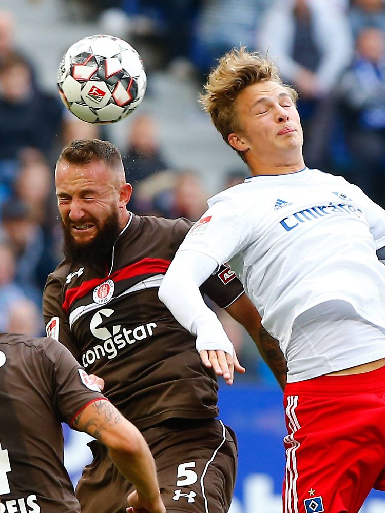 Angestrengt haben sie sich ja: St. Paulis Marvin Knoll und Jan Fiete Aep vom HSV.