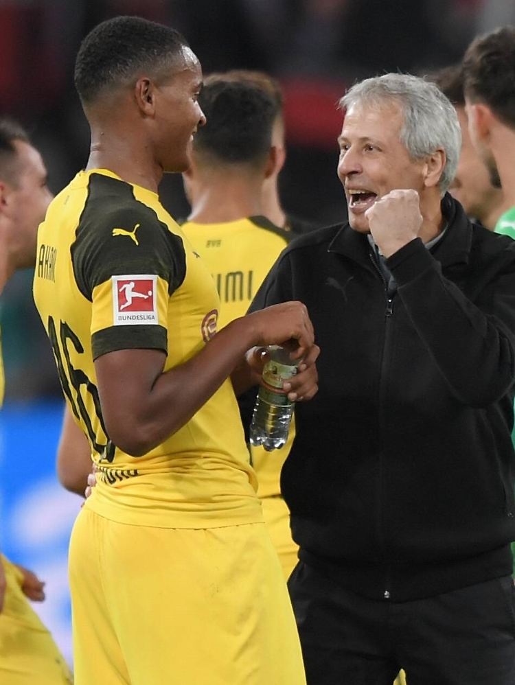 Entfesselt: Dortmunds Trainer Lucien Favre in Leverkusen, hier mit Manuel Akanji.